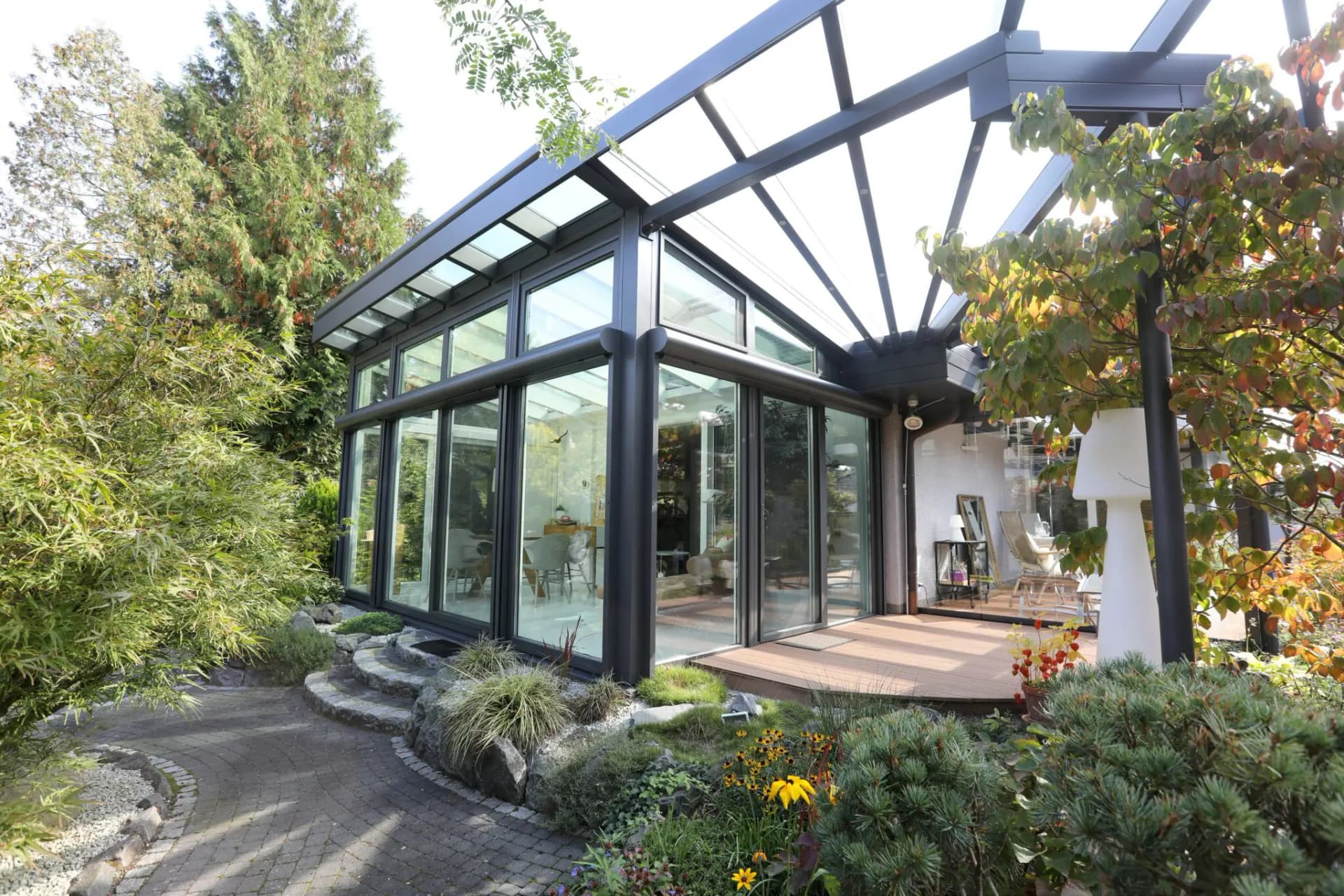 Setzen Sie auf moderne Technik mit einer Terrassenüberdachung mit Markise