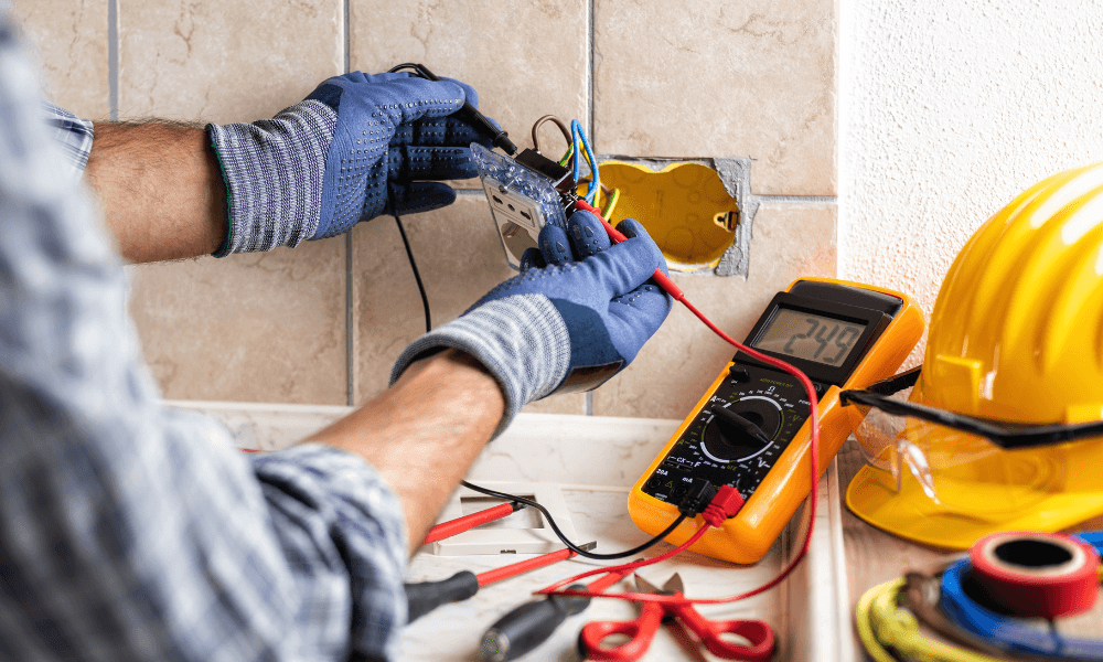 Wie sich Unternehmen auf die Prüfung ortsfester elektrischer Anlagen vorbereiten können