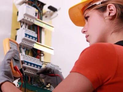 Wie sich Unternehmen auf die Prüfung ortsfester elektrischer Anlagen vorbereiten können