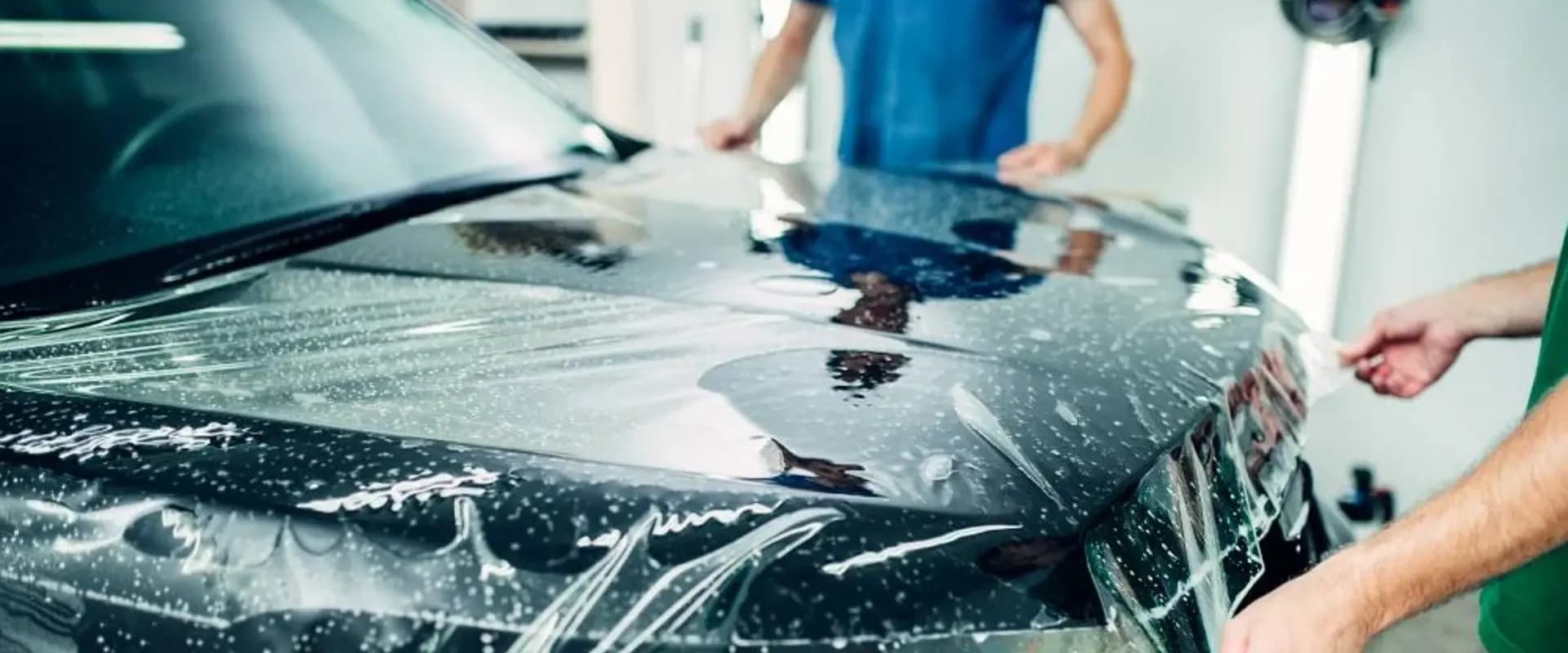 Fahrzeugpflege auf höchstem Niveau: Leasing Auto Aufbereitung kombiniert Xpel Folie München mit gründlicher Fahrzeugaufbereitung vom Experten