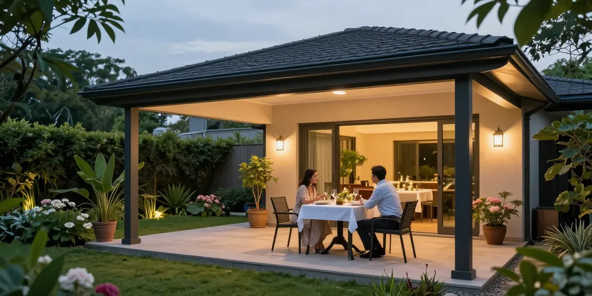 Freistehende Terrassenüberdachung in einem einladenden Garten mit romantischem Abendessen.