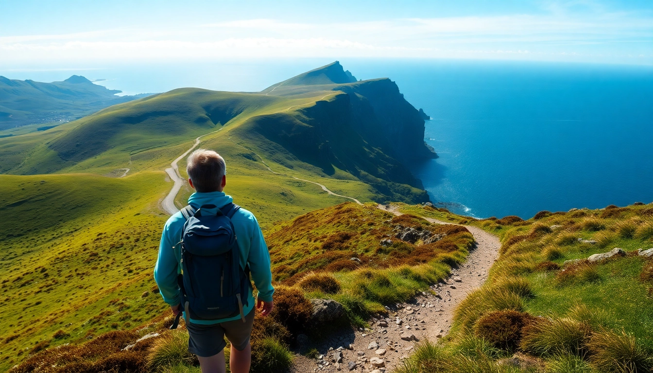 Dingle Way Irland mit atemberaubenden Landschaften und Wanderern im Vordergrund.