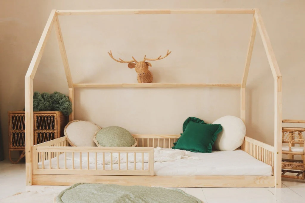 TiCAA Hausbett 140x200 – ein gemütliches Kinderbett aus Kiefer