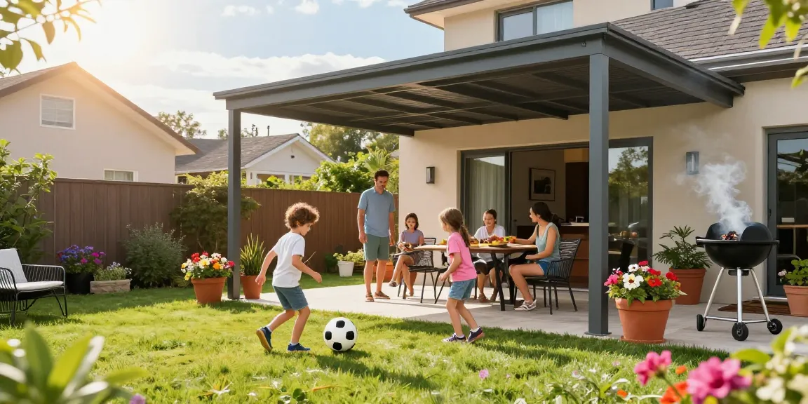 Familie genießt Terrassenüberdachungen im Garten mit Spielzeug und Pflanzen.